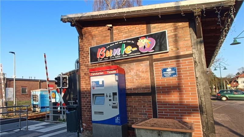 Bahnhofs-Check Harsefeld: Gutes Image mit kleinen Makeln Fahrkarten gibt's am Automaten, Essen und Trinken ab 12 Uhr im Bunte-Q.