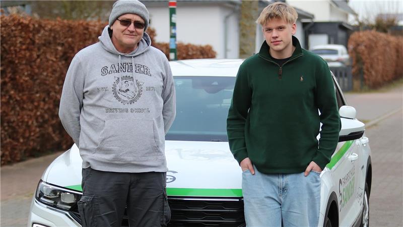 Vom 300-PS-Boliden ins Fahrschulauto: Rennfahrer macht den Führerschein Fahrlehrer Thomas Rocksien (links) fühlt sich bei Mats Jonas „eher als Berater“.