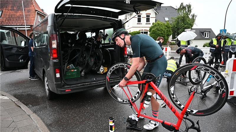 Fahrrad-Reparaturen beim Ironman in Hamburg.