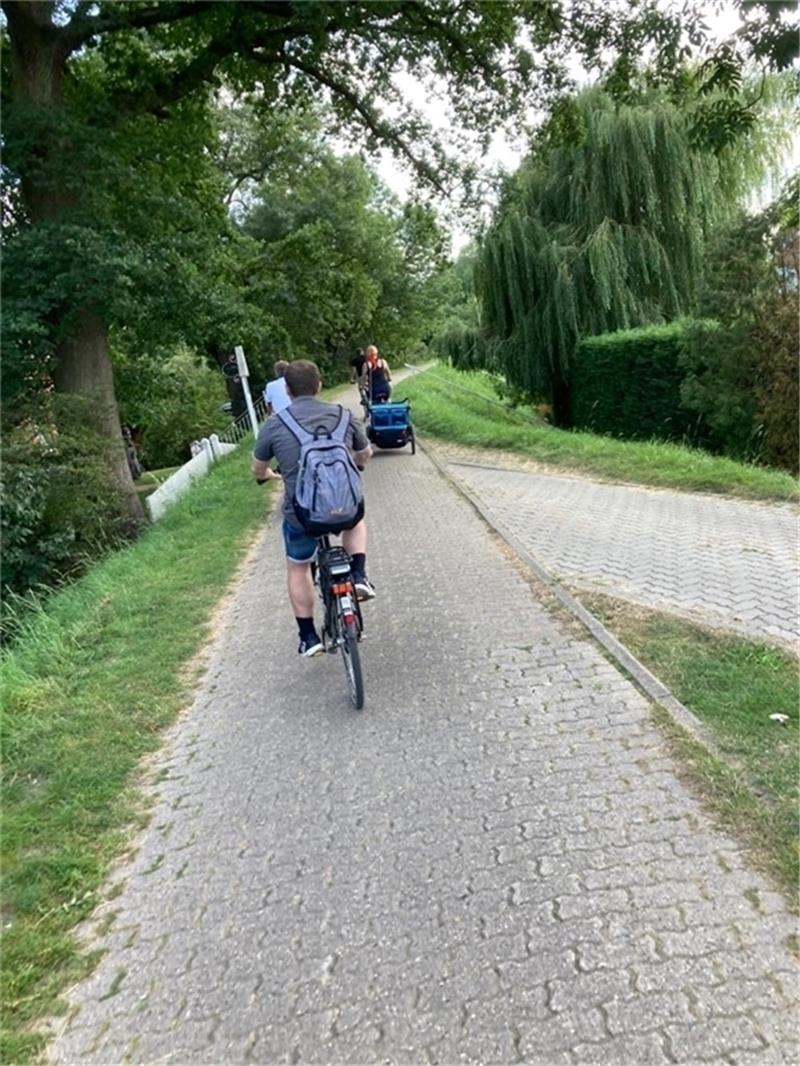 Fahrradfahren auf den Deichen an Este und Lühe bringt Spaß, die SPD will das Radwegenetz im Alten Land ausbauen. Foto: Vasel