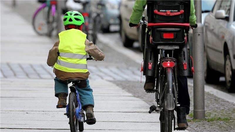 8 Tipps: So machen Sie Ihr Kind fit für den Schulweg Fahrradfahren geht schneller als laufen - aber stellt andere Anforderungen. Also lieber nicht direkt allein mit dem Rad zur Schule rät die Expertin.