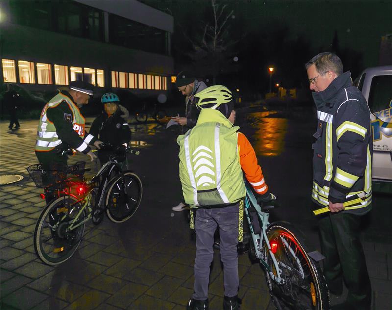 Fahrradkontrolle am Donnerstag vor dem VLG in Stade unter den Augen von Landrat Kai Seefried (rechts). Foto: Landkreis Stade/Schmidt