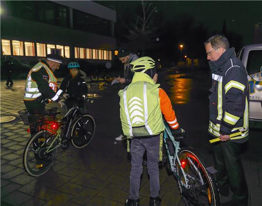 Fahrradkontrolle am Donnerstag vor dem VLG in Stade unter den Augen von Landrat Kai Seefried (rechts). Foto: Landkreis Stade/Schmidt