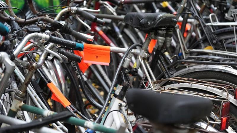 Fahrradleichen und Schrottautos blockieren wichtige Stellplätze und sind vielen Menschen ein Ärgernis. (Archivbild)