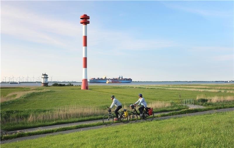 Fahrradtouristen sind gerne in Kehdingen unterwegs, wie hier im Baljer Außendeich. Foto: photocompany itzehoe
