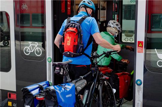 Fahrräder kosten extra und ihre Mitnahme kann laut Bahn nicht immer garantiert werden. Foto: Stefan Sauer/dpa