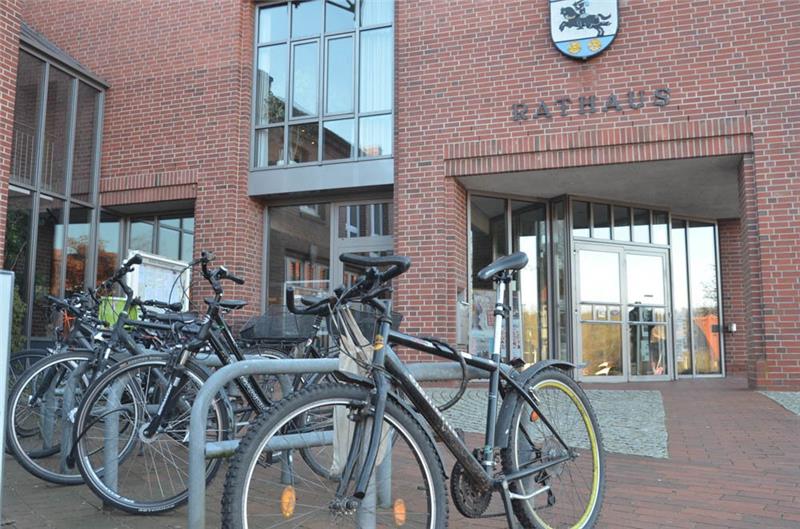 Fahrräder stehen vor dem Rathaus in Harsfeld. Fotos: Fehlbus