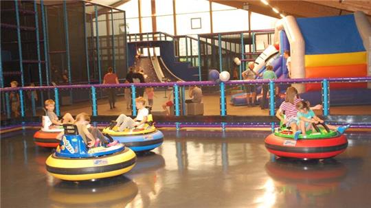 Kinder fahren im Kidsplanet mit Bumpercars.