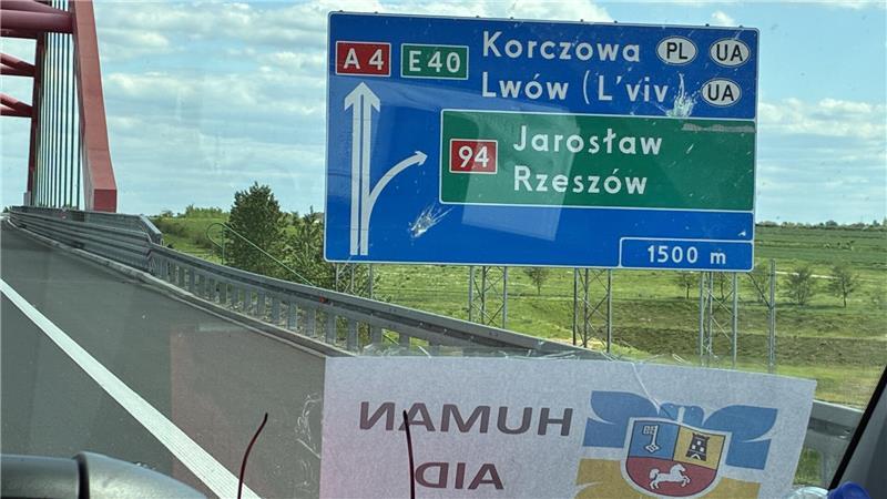 Ständig heulen die Sirenen: Mit dem Hilfskonvoi bis ans Kriegsgebiet Fahrt auf der A4 kurz vor dem Grenzübergang.