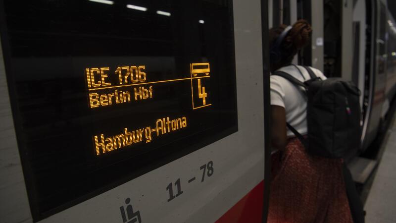 Heizung, Bafög, Ausbildung: Das ändert sich im August Eine Frau steigt im Hauptbahnhof Berlin in einen Zug nach Altona.