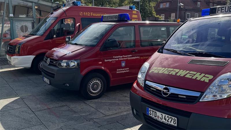 Warntag im Kreis Stade: Das müssen Sie wissen Fahrzeuge der Warndiensteinheit – hier beim Warntag im vorigen Jahr – vor dem Kreishaus.