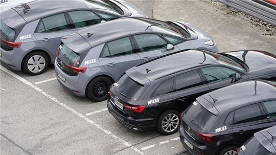 Fahrzeuge des Carsharing-Unternehmens „Miles“ stehen auf einem Parkplatz am Flughafen Hamburg Airport.