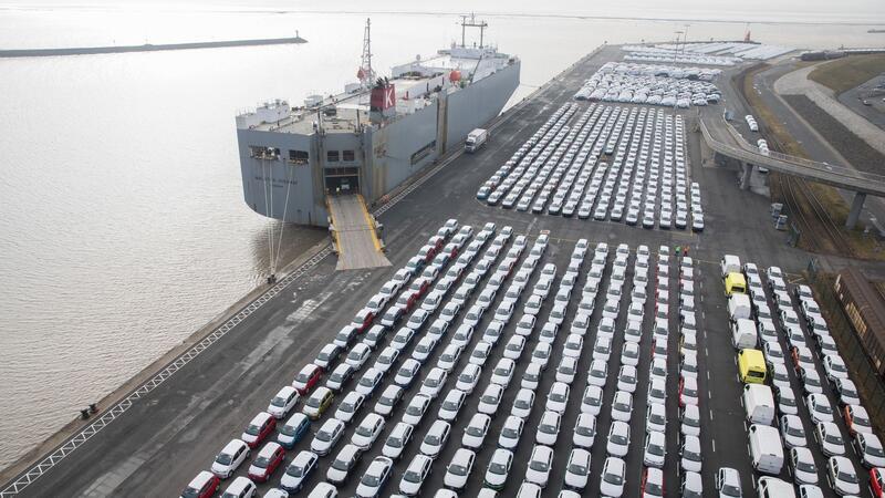 Fahrzeuge des Volkswagen Konzerns stehen im Hafen von Emden zur Verschiffung bereit. Volkswirte haben Deutschland als Wirtschaftsstandort ein schlechtes Zeugnis ausgestellt (Symbolbild).