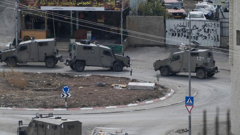 Palästinenser melden zehn Tote im Westjordanland Fahrzeuge des israelischen Militärs in Nur Shams. Hier haben israelische Soldaten eine Razzia durchgeführt.