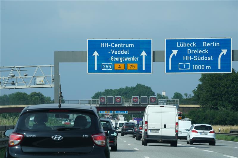 Fahrzeuge fahren am Autobahndreieck Norderelbe auf der Autobahn A255 und A1 in Richtung Norden. Foto: Marcus Brandt/dpa