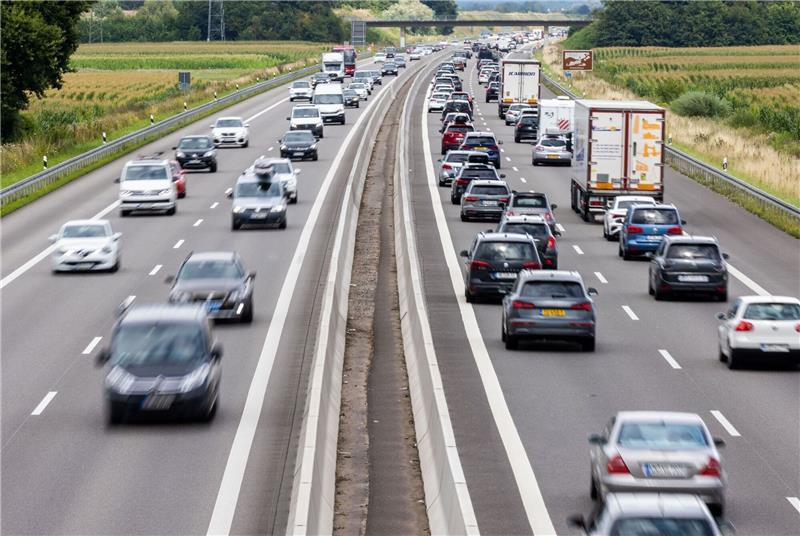 A1-Ausbau mit Anbindung an A26 Ost nimmt Fahrt auf Fahrzeuge fahren auf einer Autobahn.