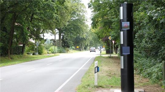 Fahrzeuge fahren deutlich langsamer, seit die neue Blitzeranlage an der Bundesstraße 73 in Hechthausen installiert ist.