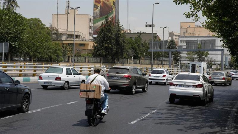 Fahrzeuge fahren in Teheran an einer Plakatwand vorbei, auf der die geballte Faust des verstorbenen iranischen Obersten Führers Ajatollah Ali Chamenei zu sehen ist. (Archivbild)
