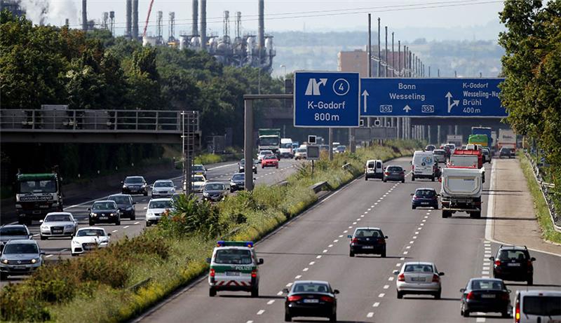 Deutschlands erste Autobahn wird 90 Jahre alt Fahrzeuge fahren über die Autobahn 555. Heute vor genau 90 Jahren eröffnete Konrad Adenauer die heutige Autobahn 555 von Köln nach Bonn. Sie ist nach Angaben der Autobahn GmbH des Bundes "Deutschlands älteste öffentliche Autobahn". Foto: Oliver Berg/dpa