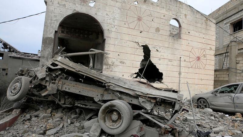 Israel bedauert zivile Tote bei Angriff auf Gaza Fahrzeuge in Markaba im Libanon sind bei einem israelischen Luftangriff zerstört worden.