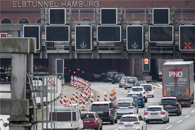 Fahrzeuge stauen sich auf der Autobahn 7 (A 7) vor dem Elbtunnel in Fahrtrichtung Süden (Symbolbild). Foto: Axel Heimken/dpa