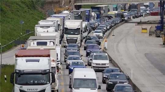 Fahrzeuge stauen sich auf der Autobahn A7 vor dem Elbtunnel.