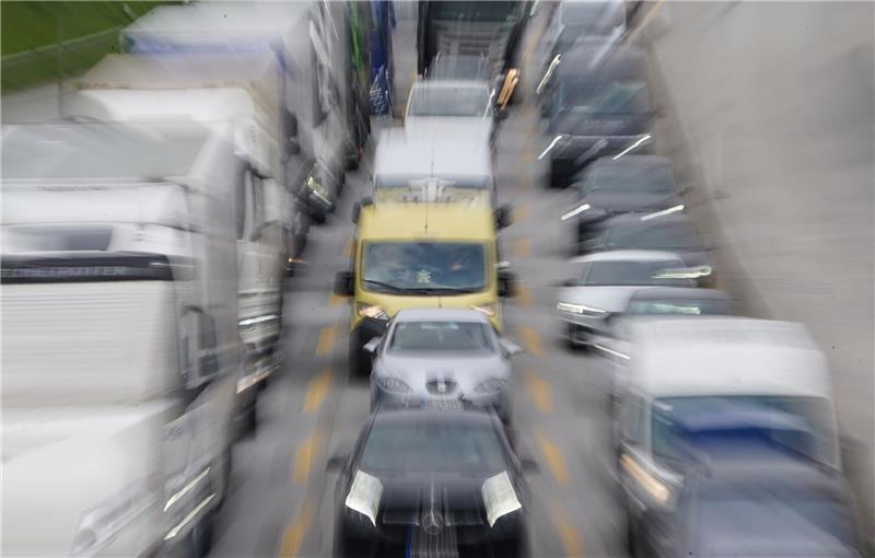 Herbstferien und langes Wochenende: ADAC befürchtet Staus im Norden Fahrzeuge stauen sich auf einer Autobahn.