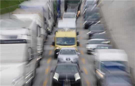 Fahrzeuge stauen sich auf einer Autobahn.