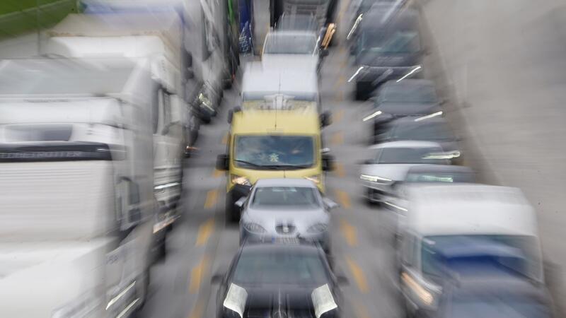 Fahrzeuge stauen sich auf einer Autobahn.