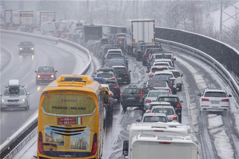 Bauarbeiten im Kreuz Hamburg-Ost – Staugefahr zum Ferienende Fahrzeuge stehen auf der Autobahn im Stau. Foto: Urs Flueeler/KEYSTONE/dpa