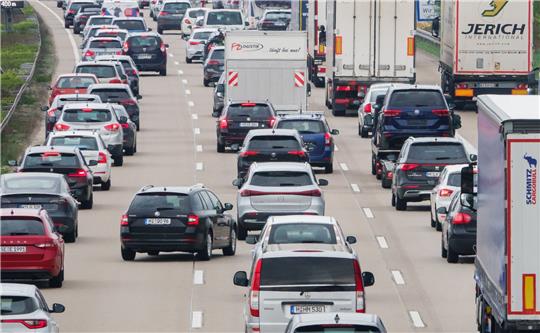 Fahrzeuge stehen auf einer Autobahn im Stau.