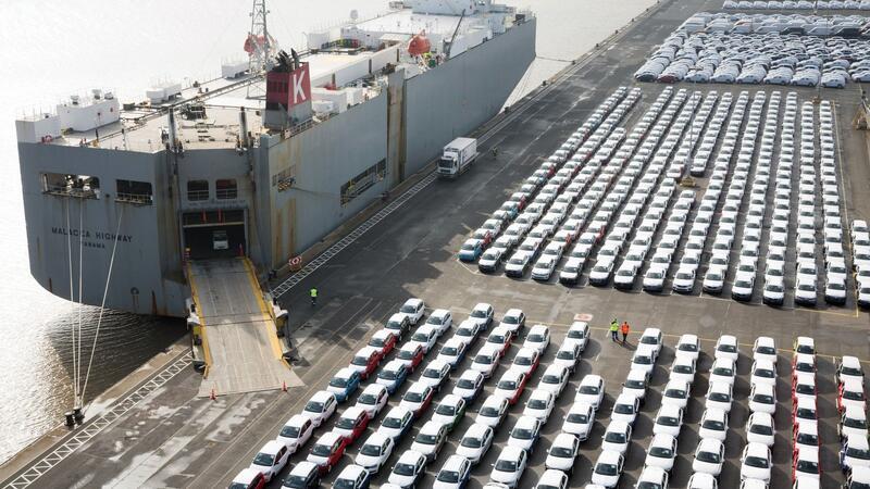 Warnstreik der Hafen-Beschäftigten am Freitag in Emden Fahrzeuge stehen im Hafen von Emden zur Verschiffung bereit.