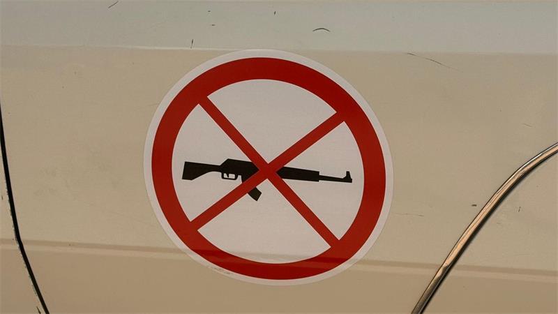 Humanitäre Helfer riskieren in Krisengebieten ihr Leben Fahrzeuge und Büros von Hilfsorganisationen machen deutlich: Es gibt hier keine Waffen - eine Garantie für mehr Sicherheit bedeutet das nicht. (Archivbild)