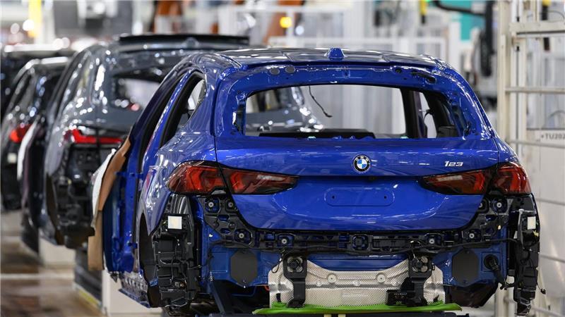 Gewinn bei BMW sackt ab - Die ganz fetten Jahre sind vorbei Fahrzeuge werden auf einer Linie im BMW-Werk Leipzig montiert.