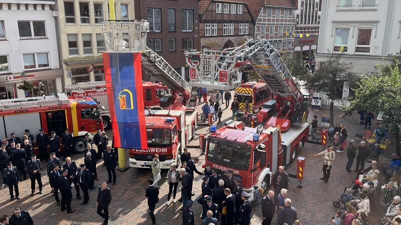 Fahrzeugschau auf dem Rathausplatz, die alte Drehleiter (mit Fahne) geht nach Drochtersen.