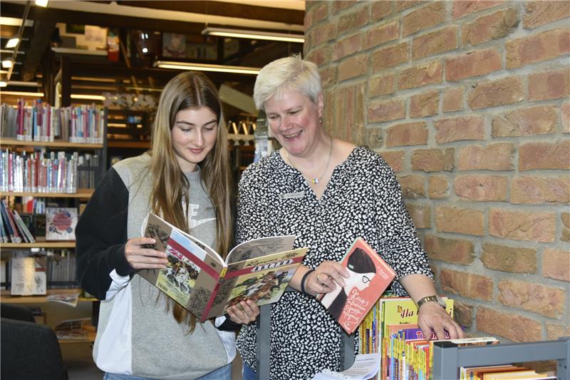 Ukrainerin hilft in Harsefelder Bücherei beim Übersetzen Faina Makarenko zeigt Almut vom Lehn ein ukrainisches Bilderbuch. Fotos: Felsch