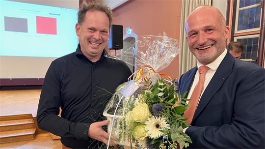 Fairer Verlierer: Jörg Baumann, der für Parteilos Stade im ersten Wahlgang ausschied, gratuliert Kai Koeser.