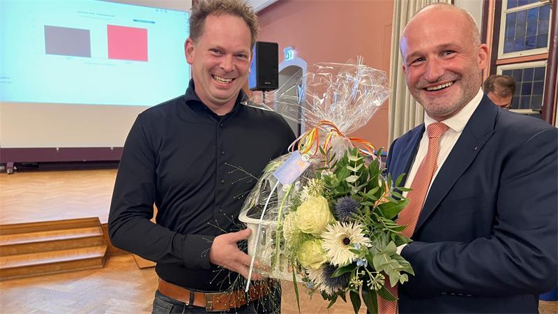Fairer Verlierer: Jörg Baumann, der für Parteilos Stade im ersten Wahlgang ausschied, gratuliert Kai Koeser.