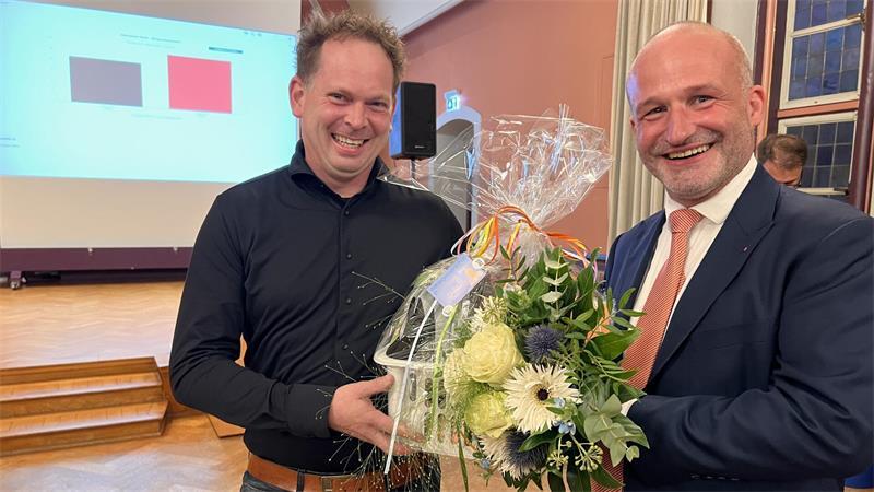 Nach den Wahlen in Stade: Der alte Rat geht – Kai Koeser kommt Fairer Verlierer: Jörg Baumann, der für Parteilos Stade im ersten Wahlgang ausschied, gratuliert Kai Koeser zur Bürgermeisterwahl.