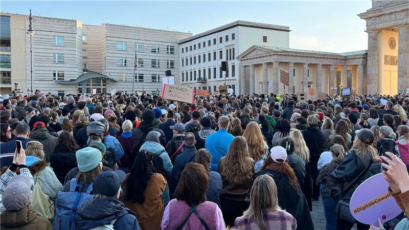 Tausende demonstrieren gegen digitale sexuelle Gewalt Fake-Profile, Deep Fakes, Scham – Betroffene berichten bei einer Demo am Brandenburger Tor.