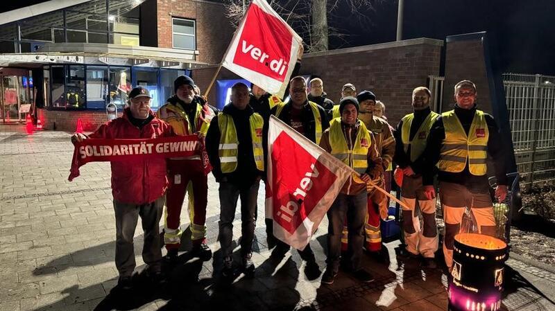 Falck-Feuerwehrleute bei Airbus in Stade greifen zu härteren Mitteln Falck-Feuerwehrleute beim letzten Streik am Stader Airbus-Werk Mitte Dezember.