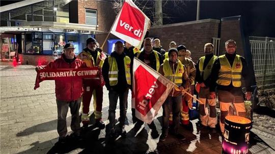 Falck-Feuerwehrleute beim letzten Streik am Stader Airbus-Werk Mitte Dezember.