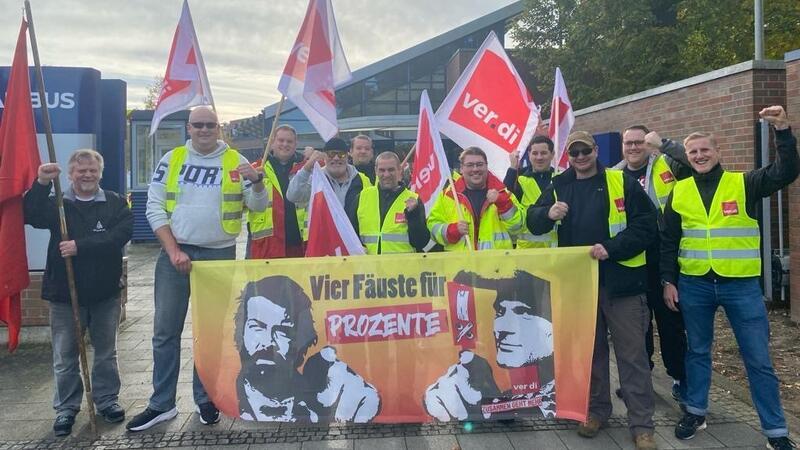 Feuerwehrleute bei Airbus in Stade sind wieder im Streik Falck-Mitarbeiter und Airbus-Kollegen streiken vorm Werktor in Stade.