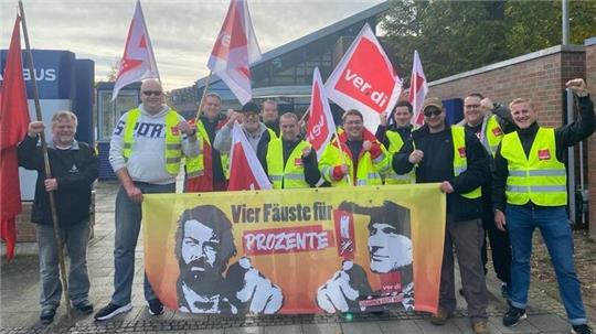 Falck-Mitarbeiter und Airbus-Kollegen streiken vorm Werktor in Stade.