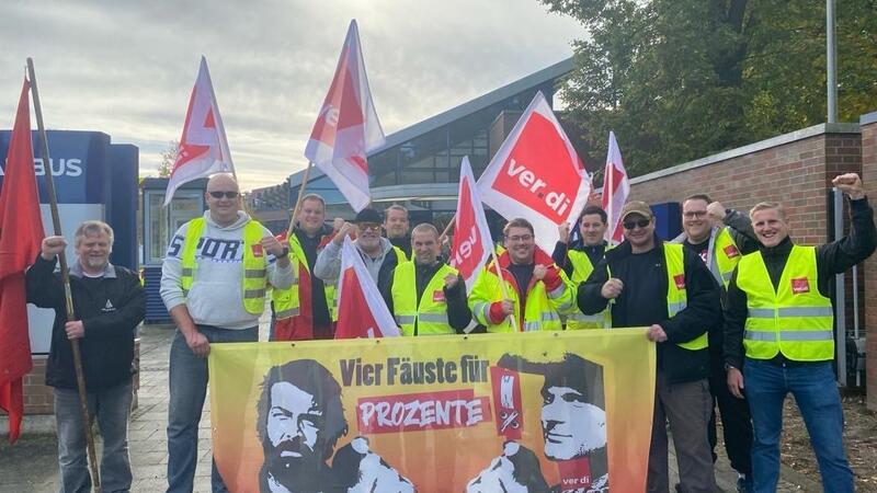 Falck-Mitarbeiter und Airbus-Kollegen vor dem Werkstor in Stade.