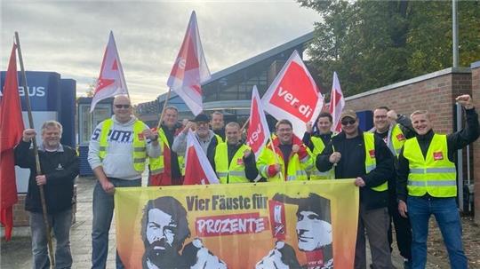 Falck-Mitarbeiter und Airbus-Kollegen vor dem Werkstor in Stade.