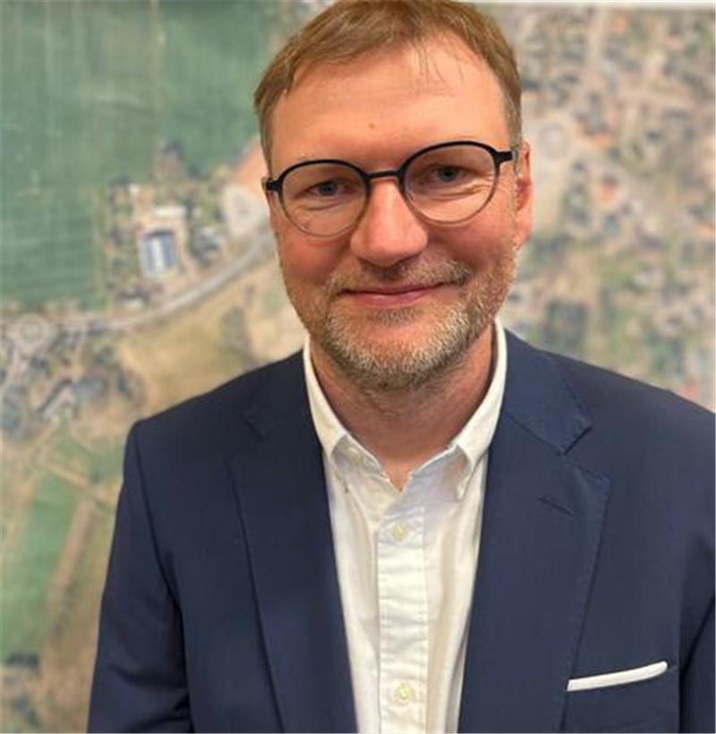 B73 wird für drei Jahre zur Baustelle: Das ist für Himmelpforten geplant Falk Salomon und sein Team von der Niedersächsischen Straßenbaubehörde bekamen in Himmelpforten viele sachliche Hinweise.