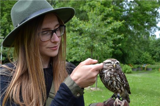 Falknerin Leonie Johland mit Steinkauzdame Julia.