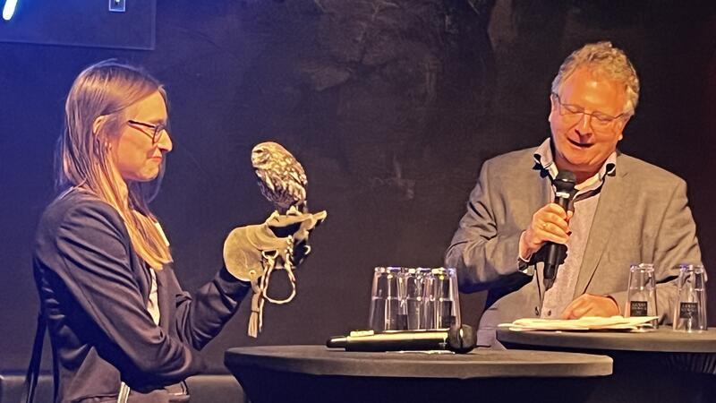 Falknerin Leonie Johland und Steinkauz Julia im Talk mit TAGEBLATT-Redakteur Björn Vasel.