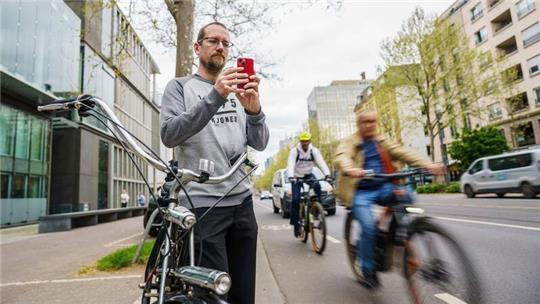 Falko Görres (Die Partei), Fahrradaktivist und Stadtverordneter im Frankfurter Römer zeigt Falschparker, insbesondere auf Fahrradwegen, an.